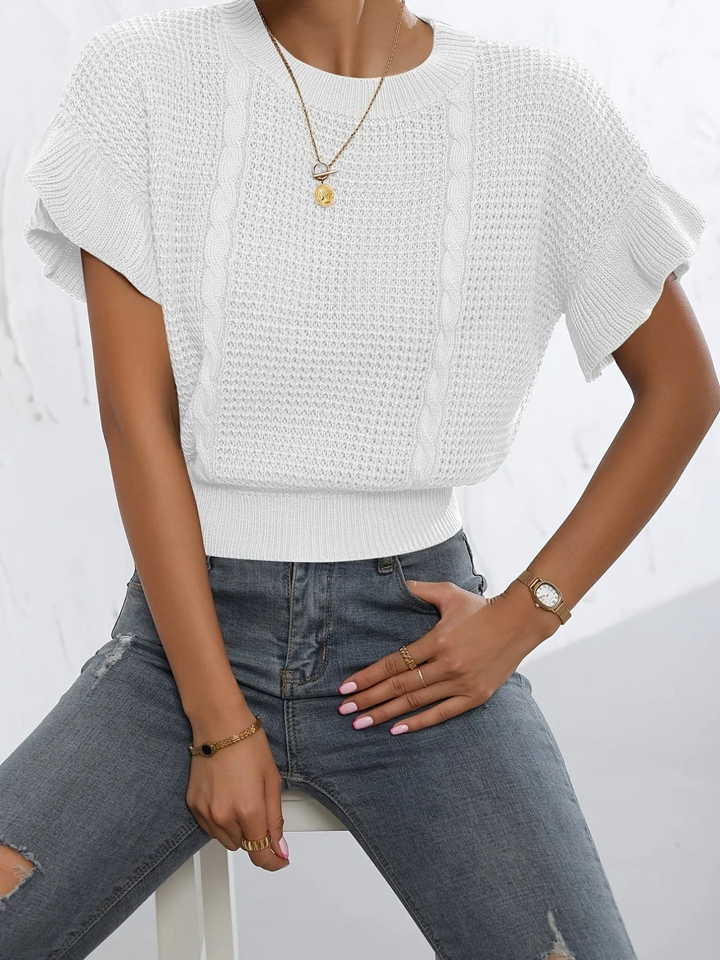 Loose fit knitted sweater with round neck and ruffled short sleeves in dark brown.