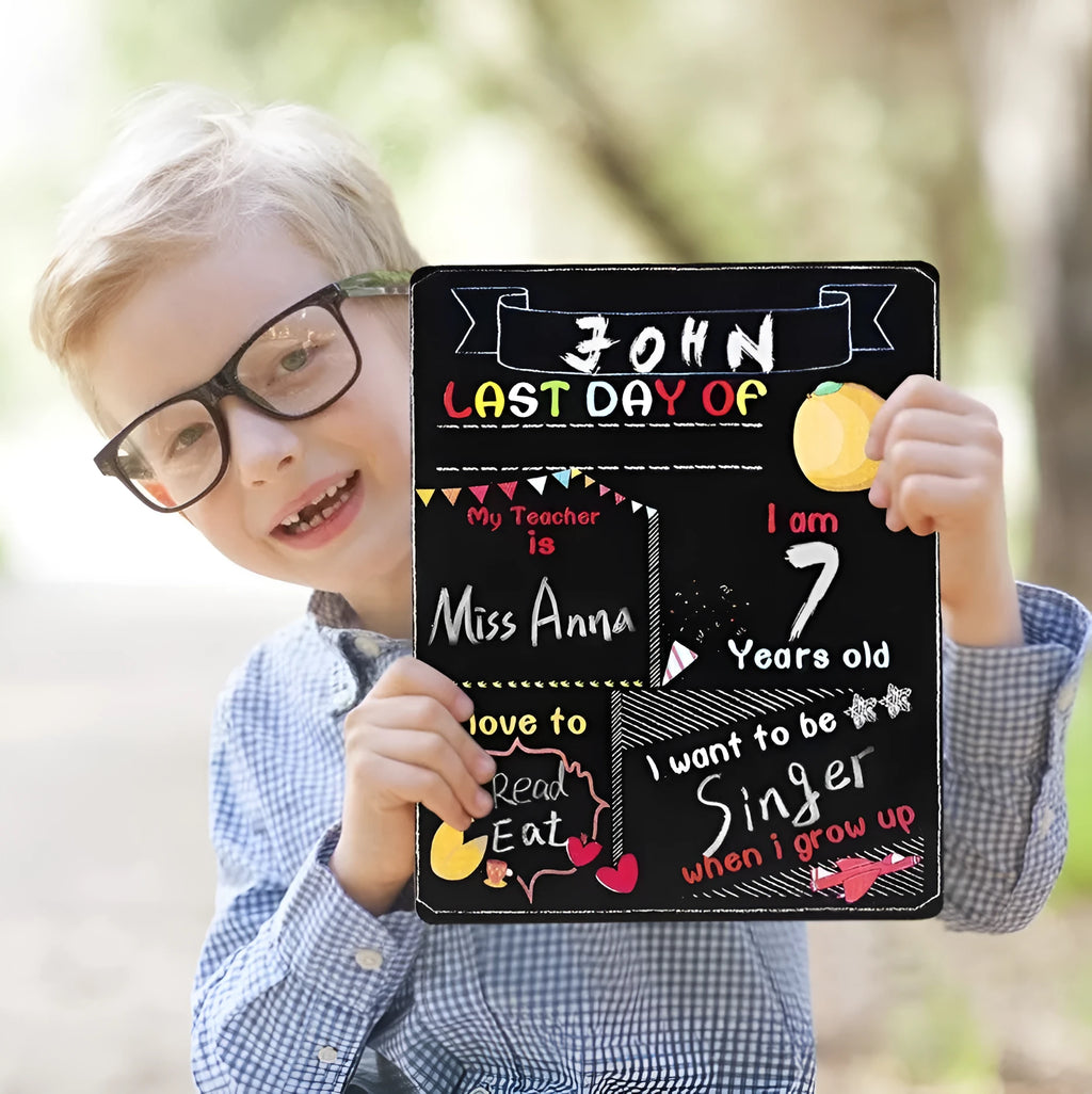 Rectangular wooden blackboard ornament for first day of school, showing dimensions of 25.5 by 30 cm.