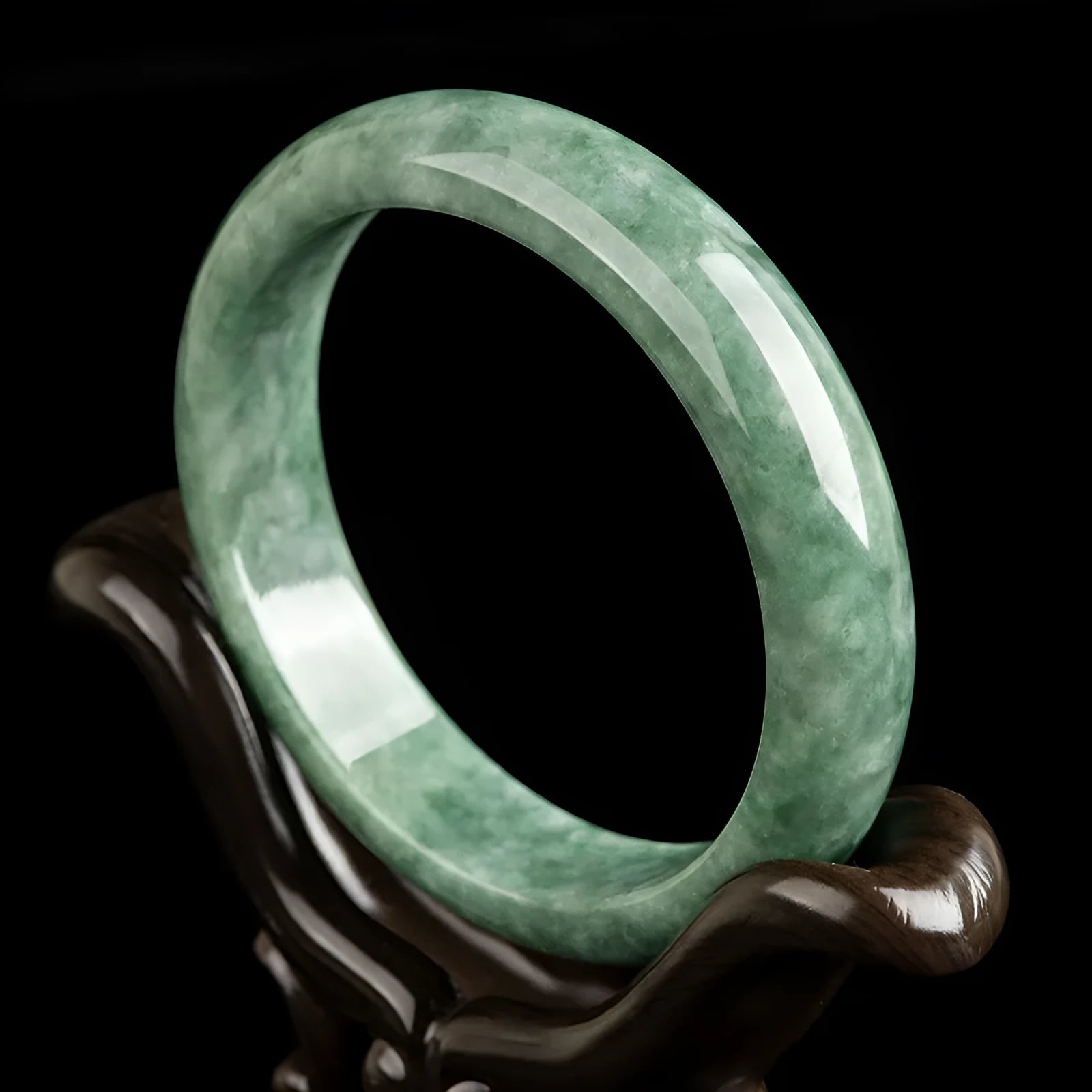 Natural emerald bean green simple beaded bracelet for women on a gift box.