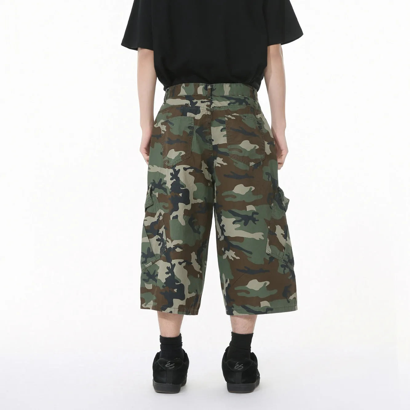 Men's camouflage cropped jeans with wide leg loose fit and American side stitching detail