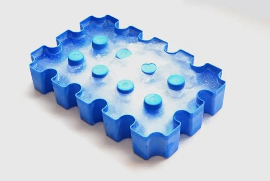 Blue plastic outdoor ice maker tray for camping and barbecues, dimensions 34x22x6 cm