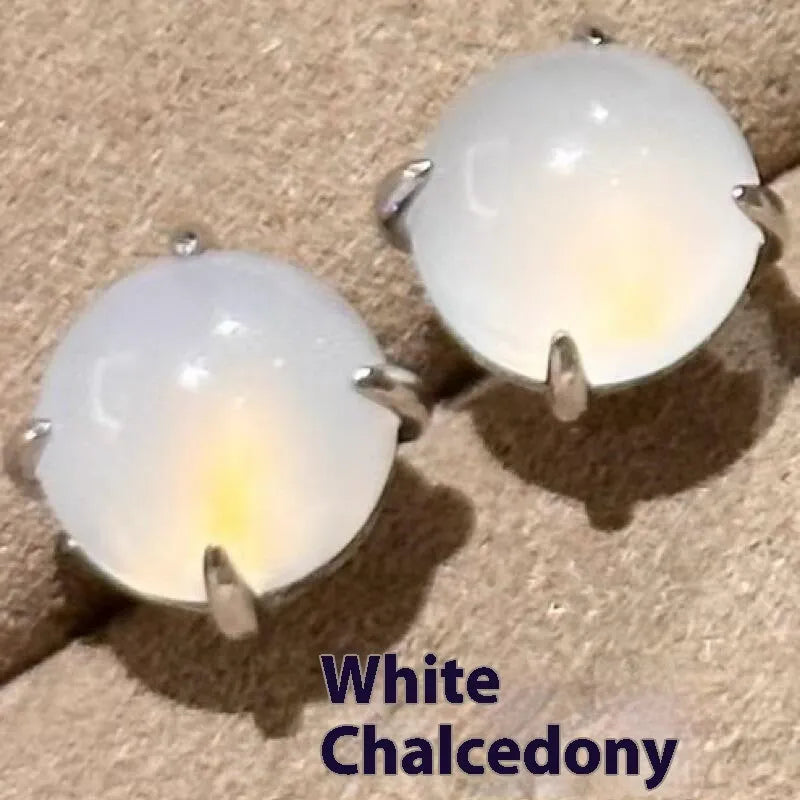 Round chalcedony stud earrings in a Chinese retro style with a four-claw copper setting.