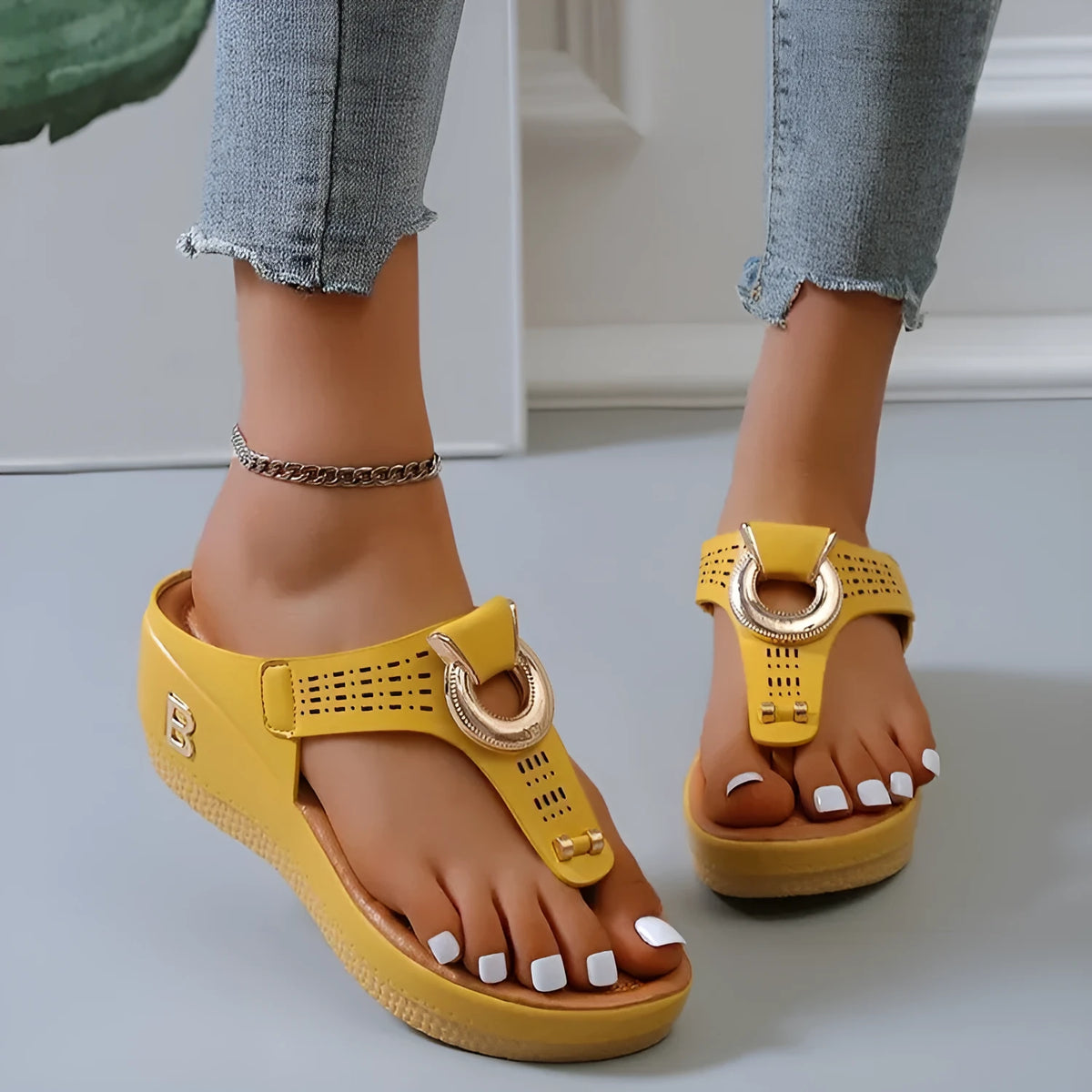 Women's wedge thong sandals with 3-5cm heel, PU upper, rubber sole, and metal decorative detail