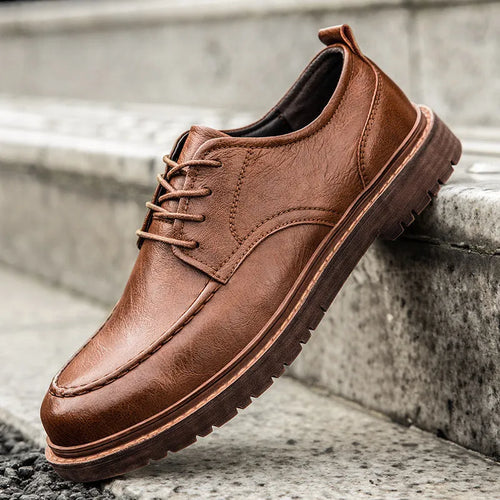 Casual leather shoes in black or brown with round toe and rubber soles