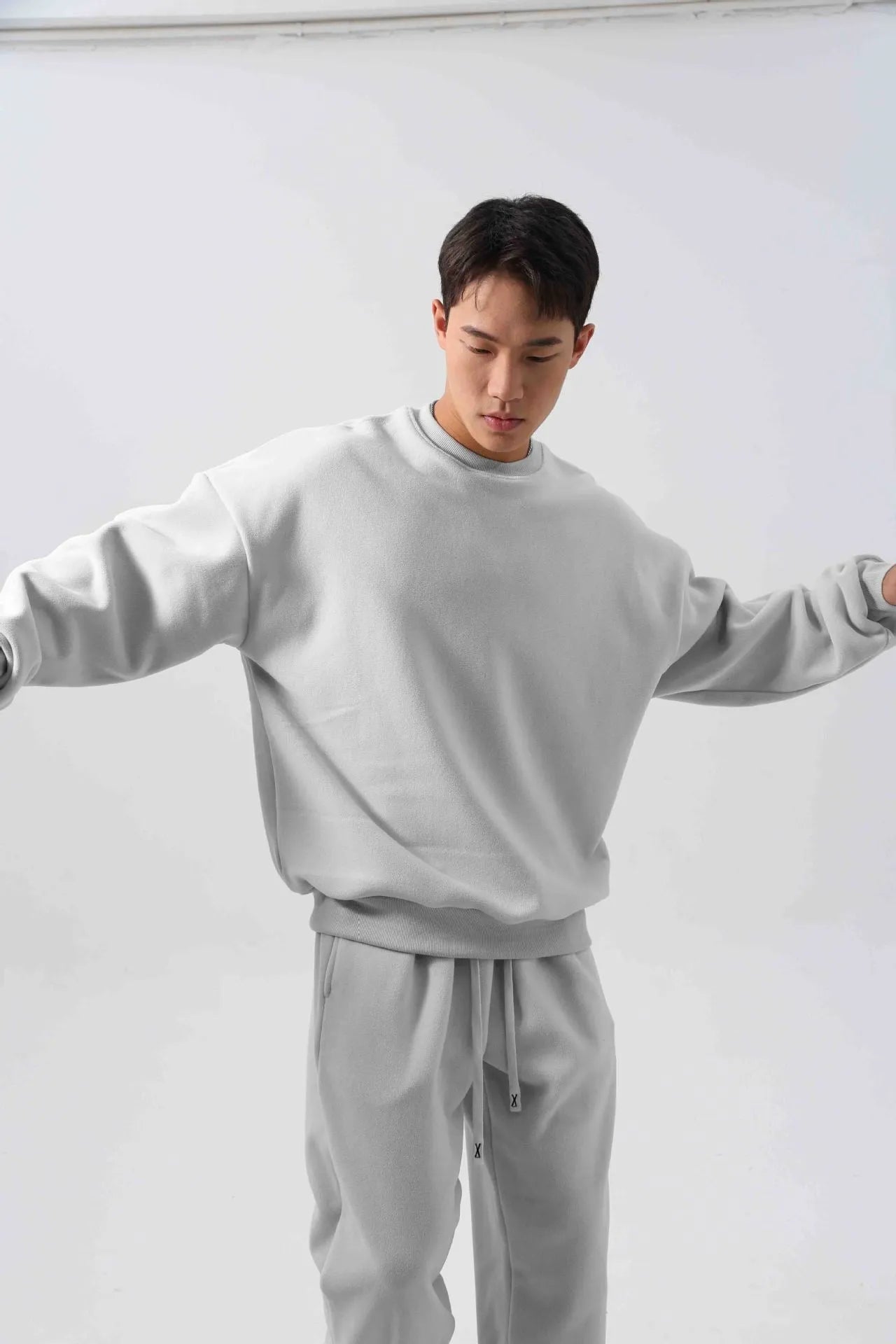 Men's loose fit polar fleece sports suit in winter athletic wear with padded trousers