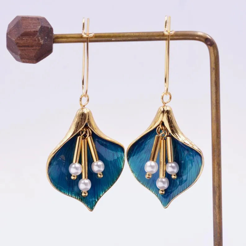 Retro flower drop earrings for women in blue and green alloy with electroplating finish