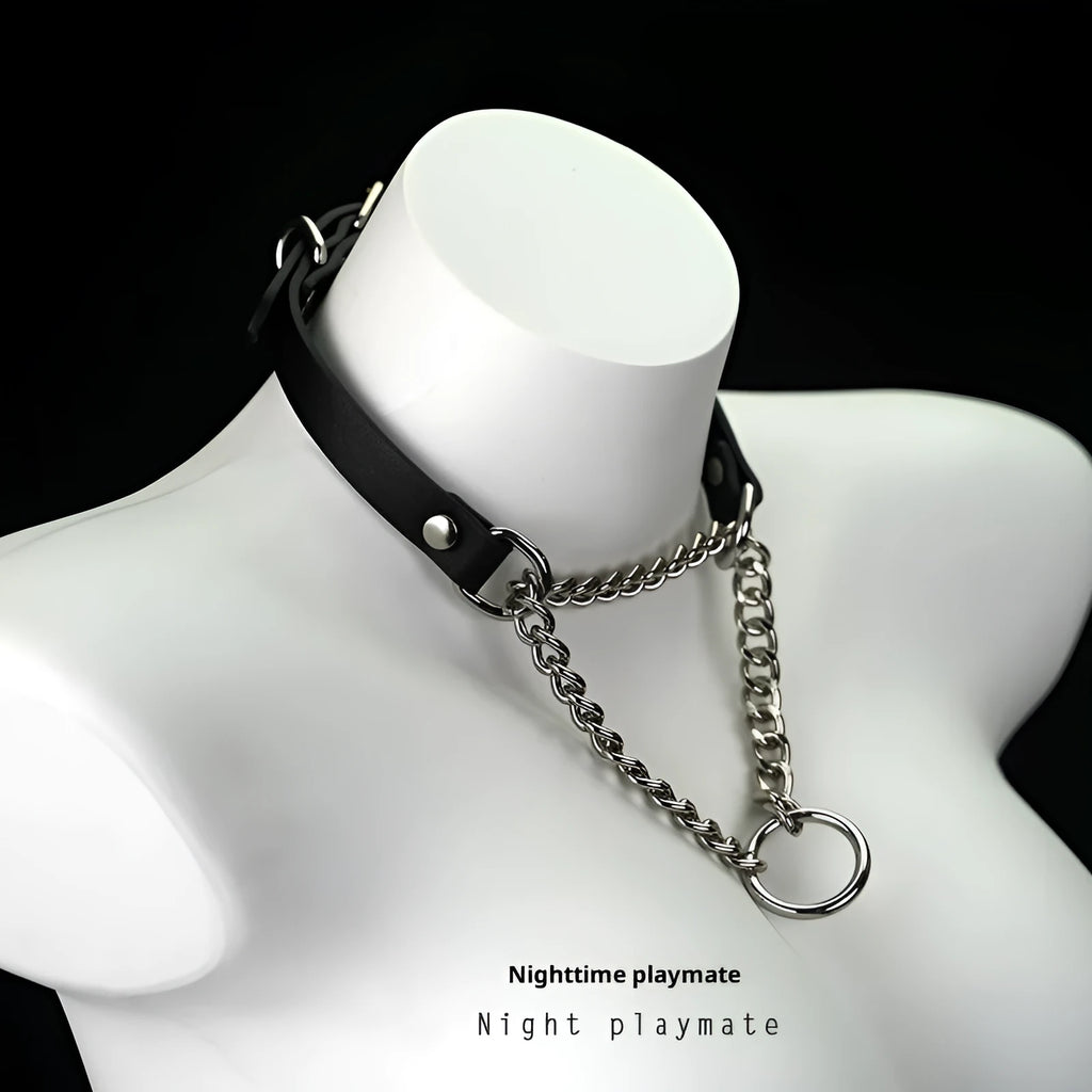 Night colour changing U-shaped leather collar with alloy ring pendant, unisex, in thermo and glow colourways