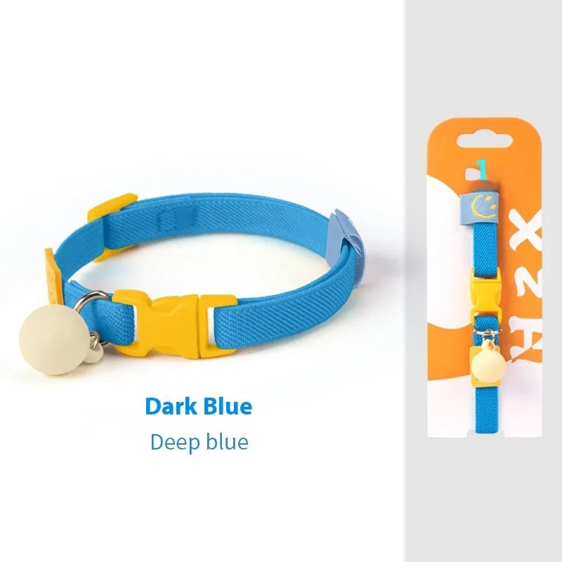 A small dog's elastic polyester collar in a monochrome colour, adjustable between 22cm and 32cm.