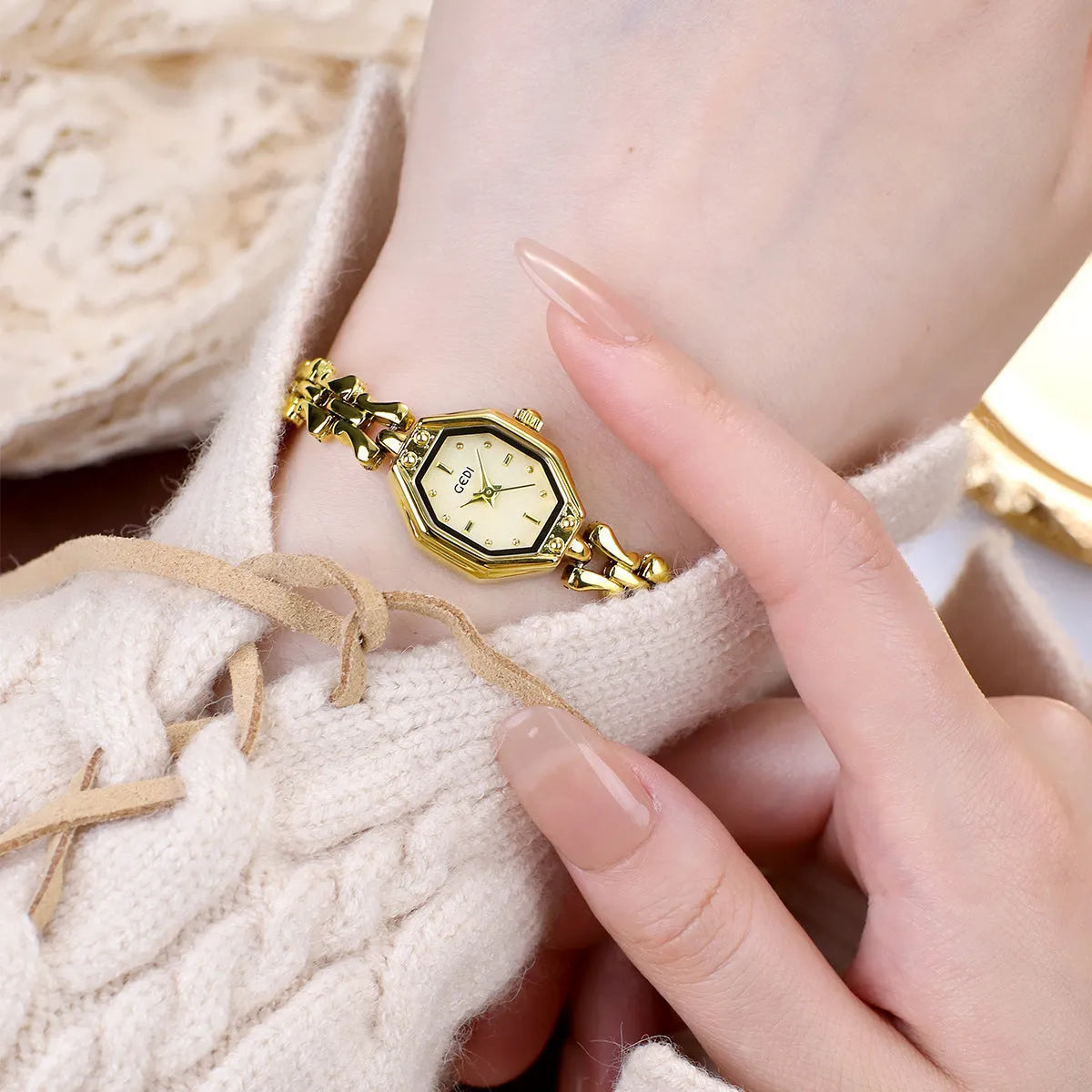 Luxury retro octagonal women's quartz watch with alloy strap and mineral glass dial in steel gold finish