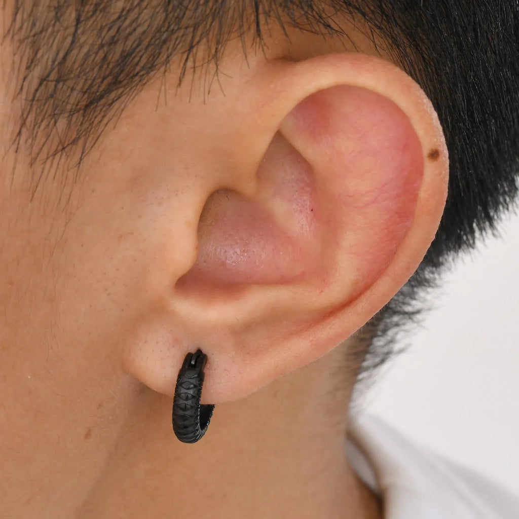 Stainless steel snake pattern hip hop ear ring in black and gold colour options.