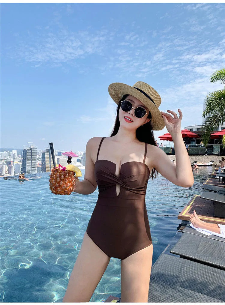 Solid colour women's one-piece swimsuit with spaghetti straps and push-up padding