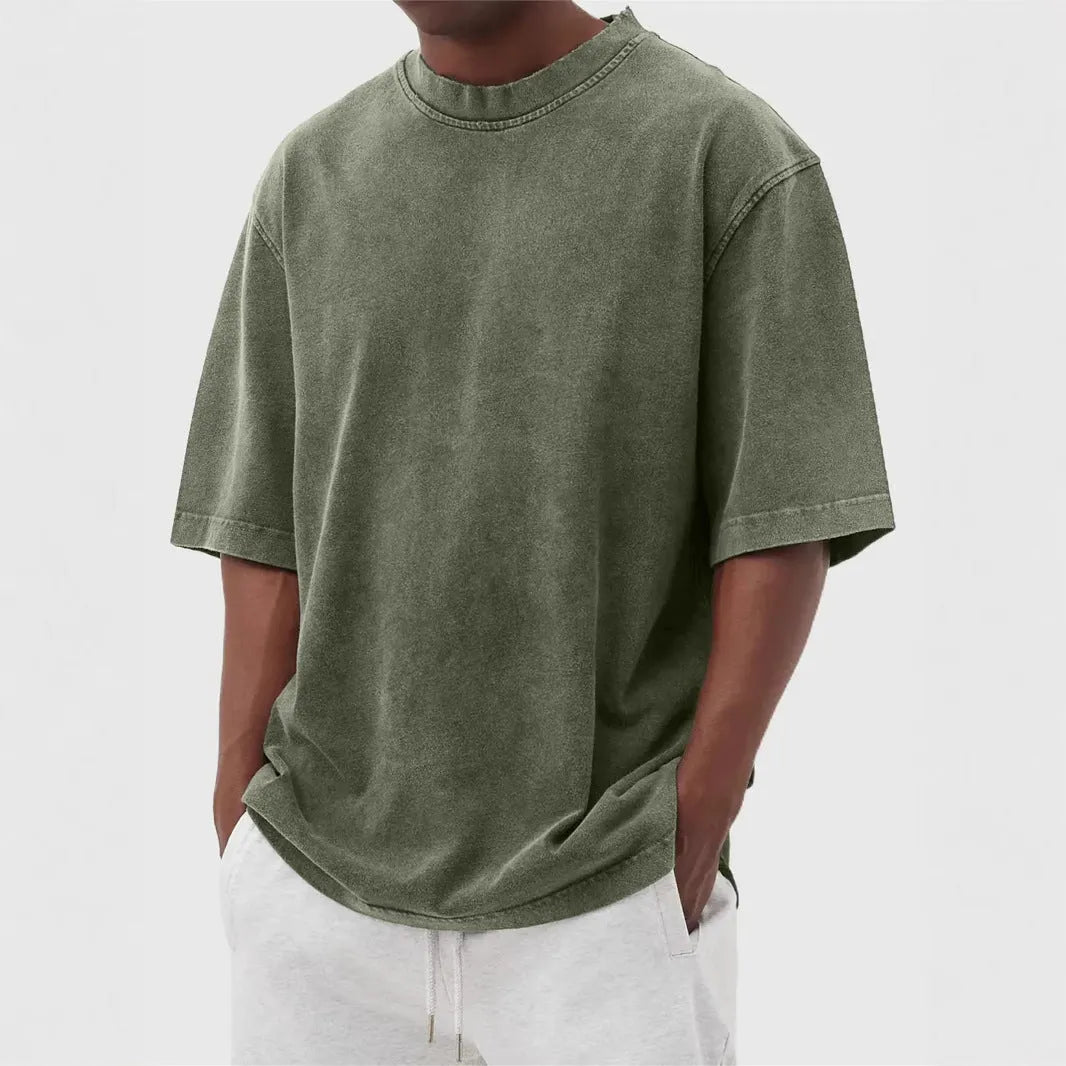 Men's stone-washed polyester t-shirt in loose fit with half sleeves and distressed finish