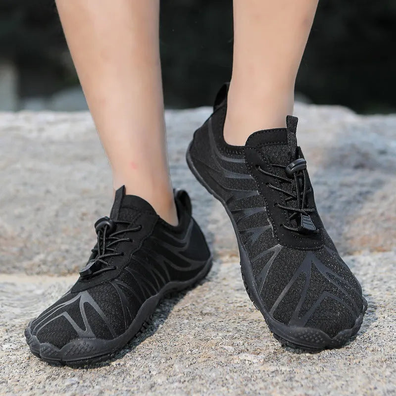 Casual low-top running shoes in black and white colourway with front lace-up closure.