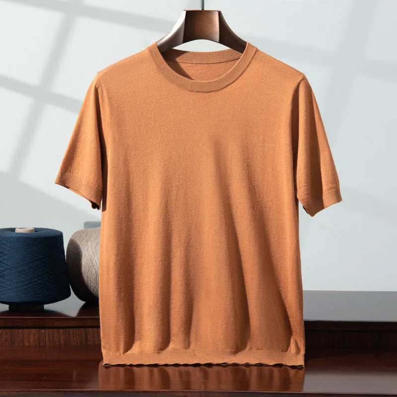 Men's loose fit knitted short sleeve T-shirt in thin fabric showing round neck design