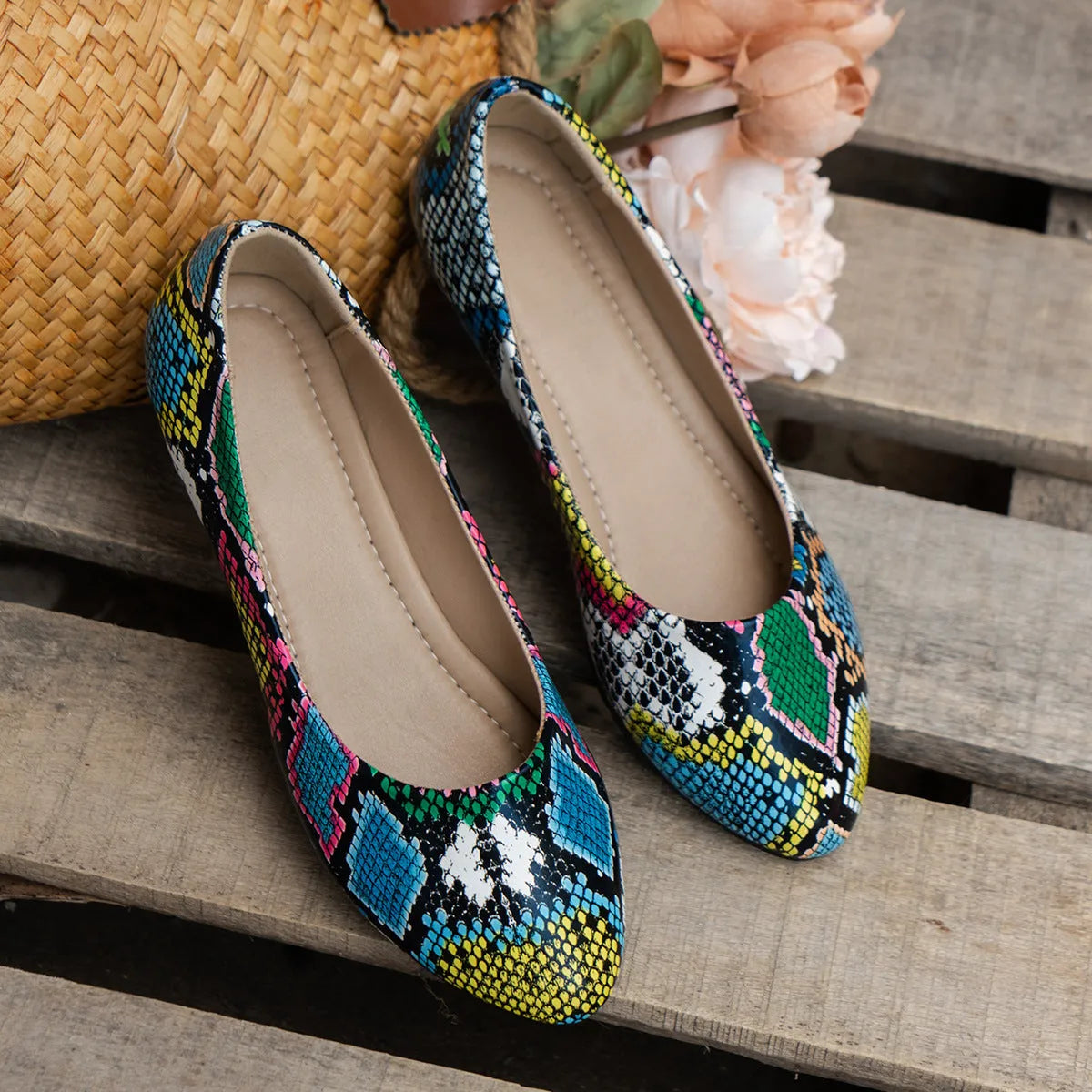 Women's flat pointed toe casual shoes, artificial PU upper, rubber sole, solid colour, low top pumps