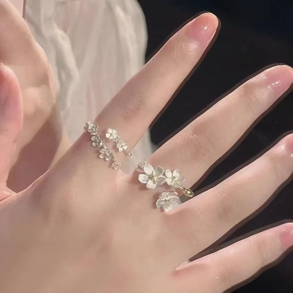 Adjustable open mouth jasmine flower ring with three-dimensional camellia design and romantic patterns