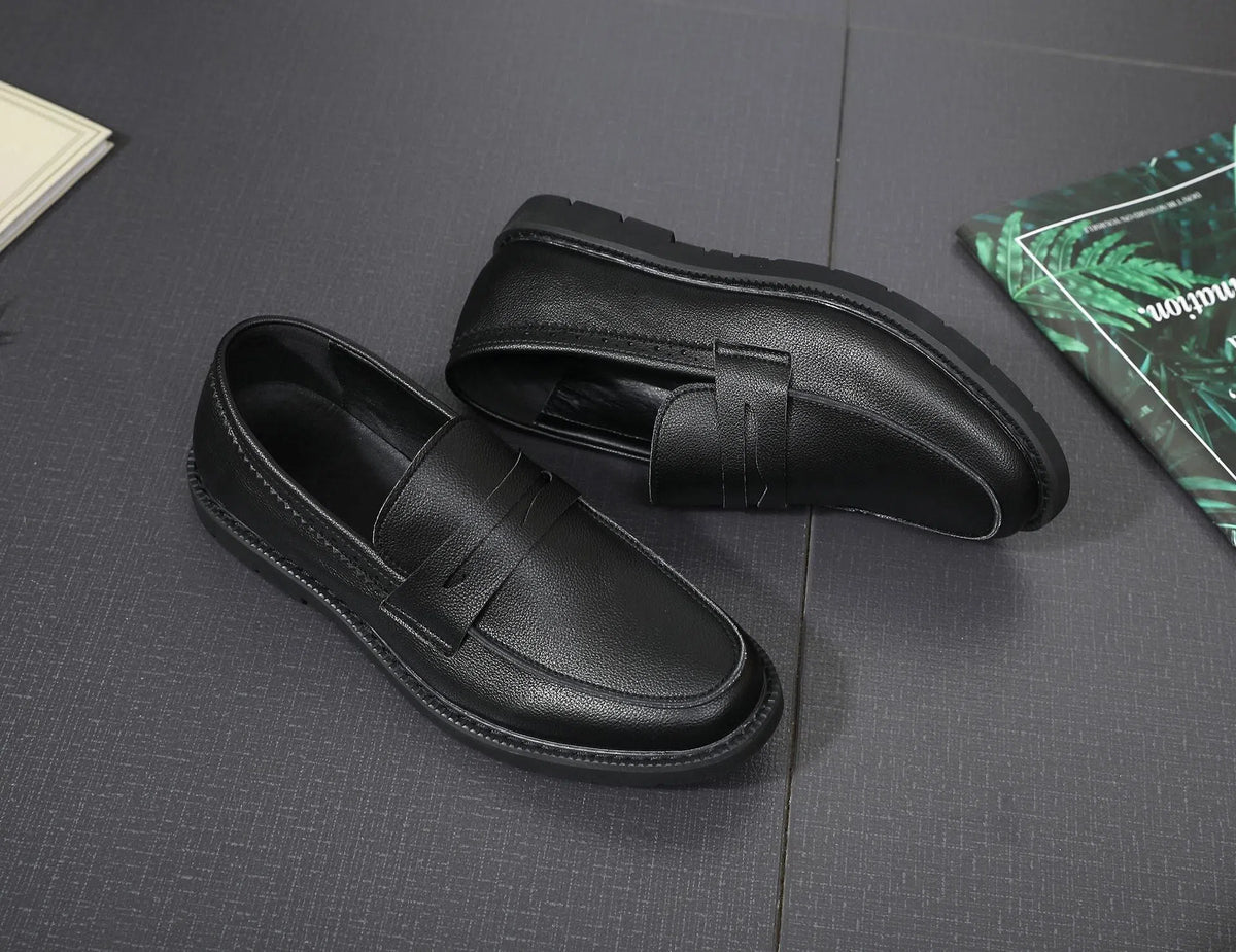 Men's black slip-on shoes with tassel, microfiber upper, and rubber sole in Korean retro style