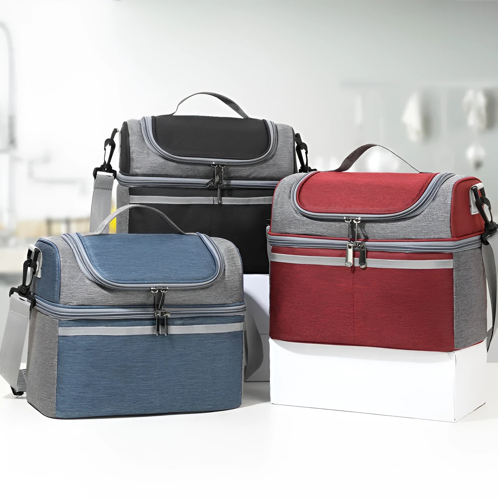 Double-layer colour matching insulated lunch bag in Oxford cloth with aluminum foil lining, black colour, portable style
