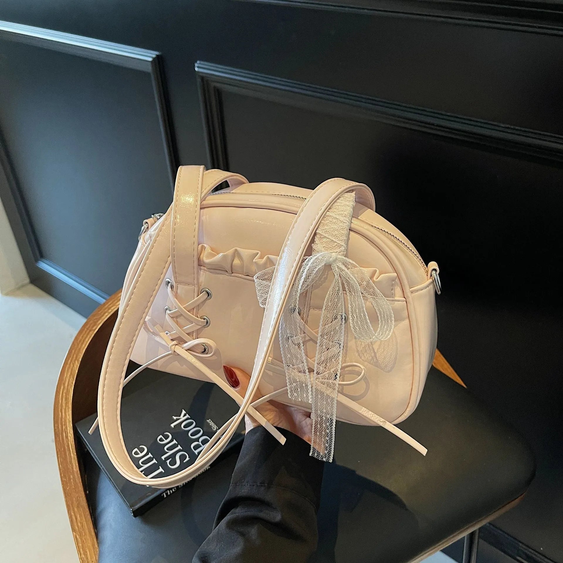 Women's bandage bow handbag in PU leather with shoulder strap and sewing thread detail