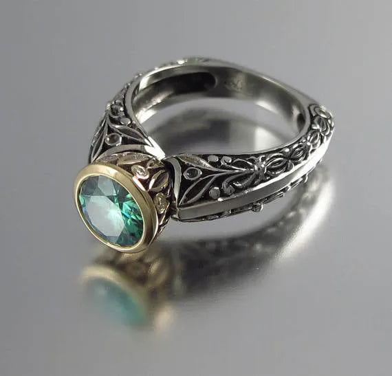 Flower-shaped gold-plated ring with green gemstones and colour separation vintage design