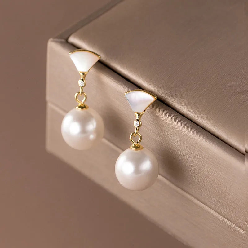 Gold fan-shaped shell pearl earrings in 925 silver with geometric ancient style design for women.