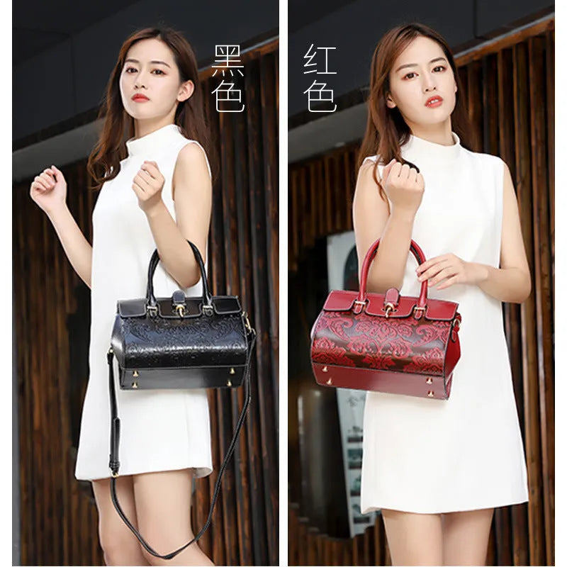 Women's oval vintage crossbody handbag in genuine leather with embossing details and internal organisers