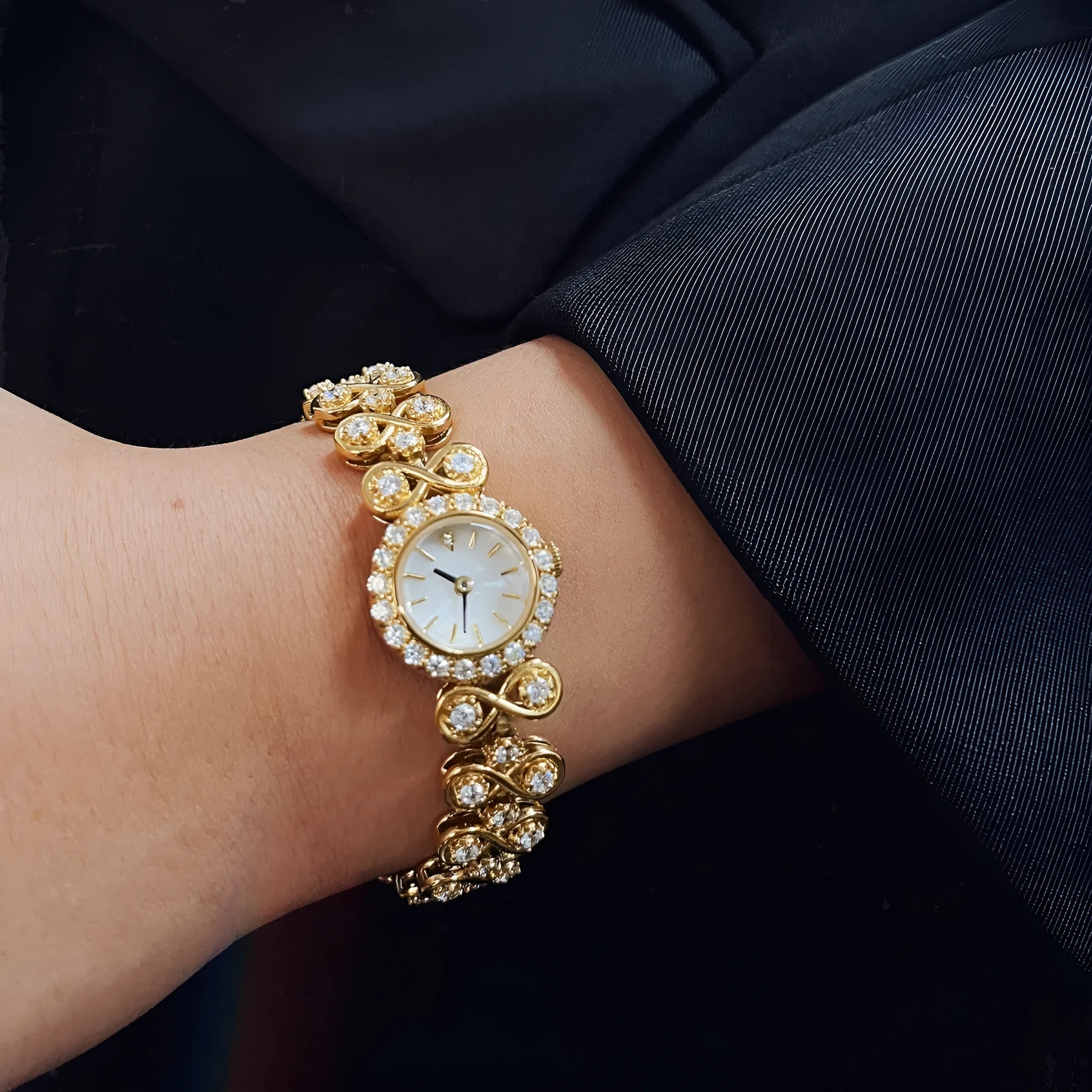 Antique luxury diamond quartz women's watch in gold with 316 stainless steel strap and synthetic sapphire dial