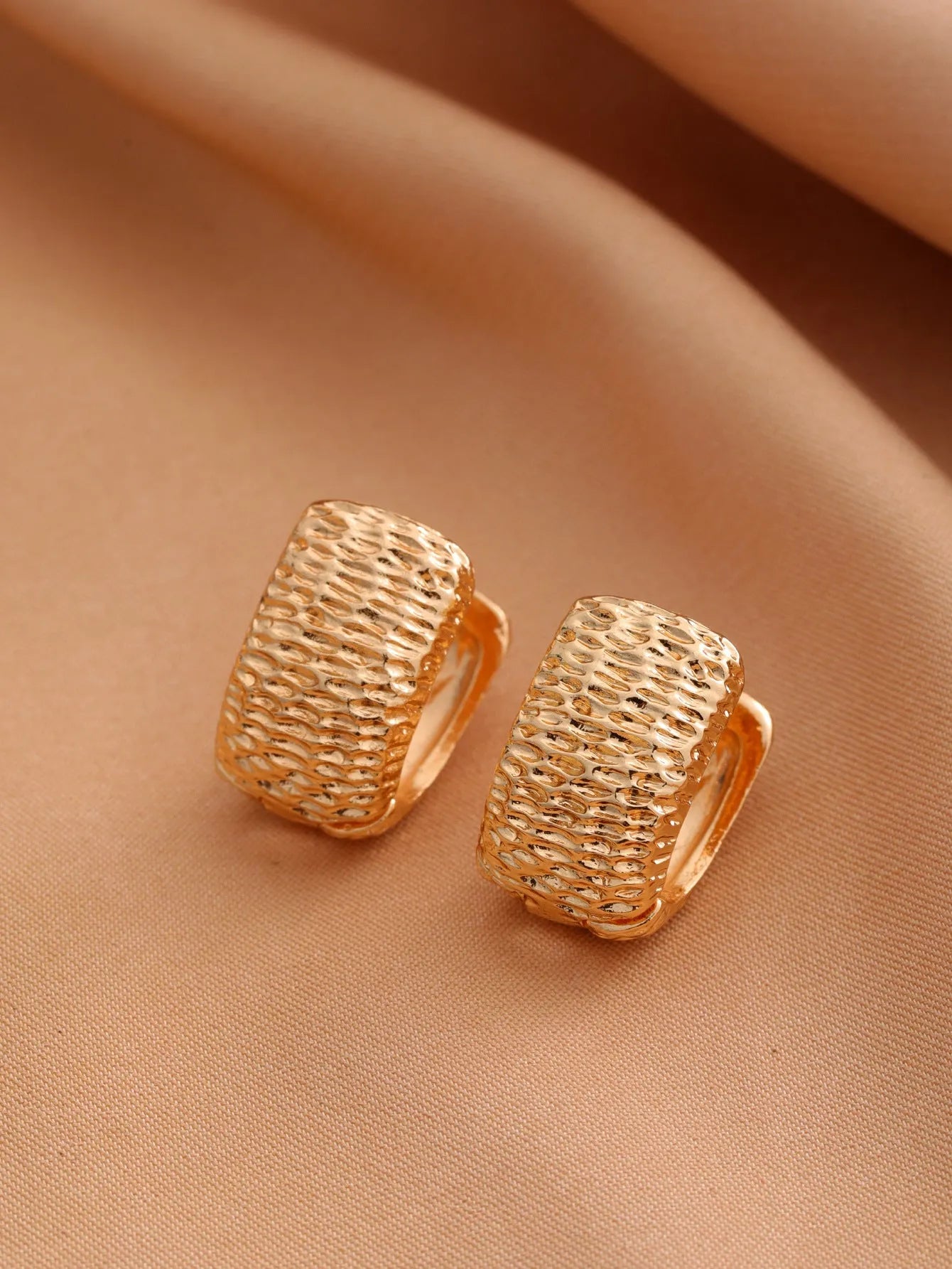 Fashion grid versatile temperament earrings in metal stud style