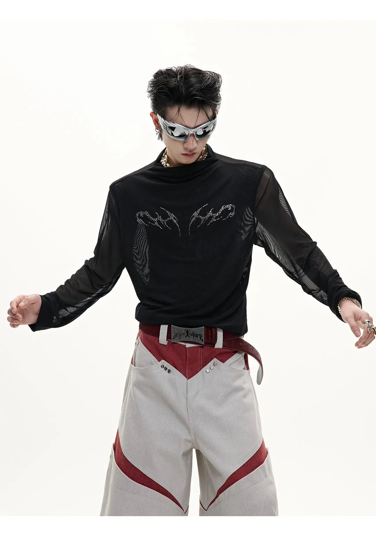 Black and white slim-fit long sleeve bottoming shirt made of niche mesh fabric.