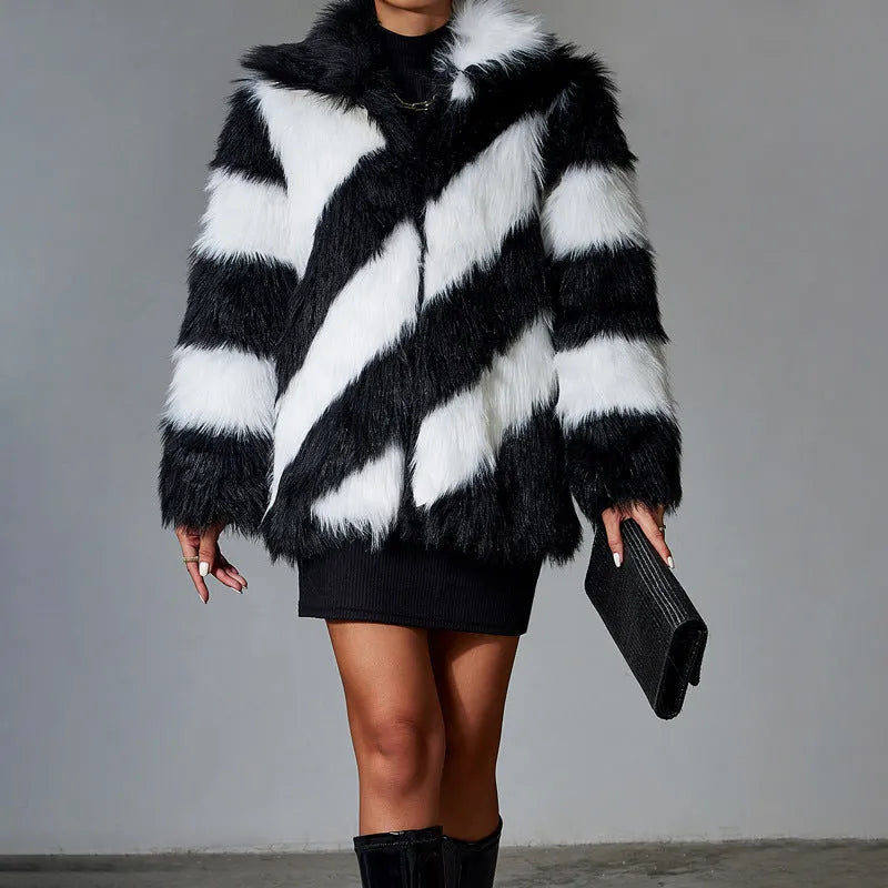 Women's faux fur coat with a contrast colour lapel and a removable fur collar