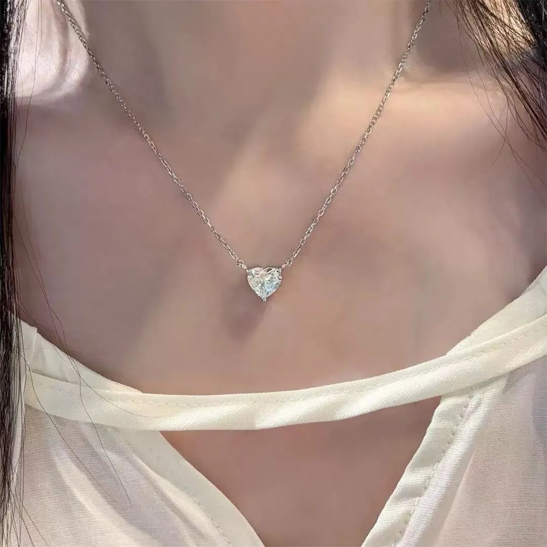 Women's simple silver-coloured heart necklace on a delicate chain.