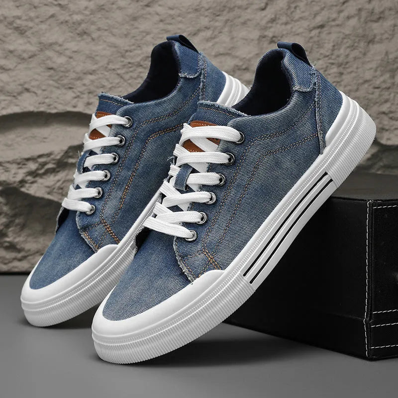 Men's low top canvas sneakers in black or blue with front lace-up fastening and injection moulded plastic sole, sizes 39-48