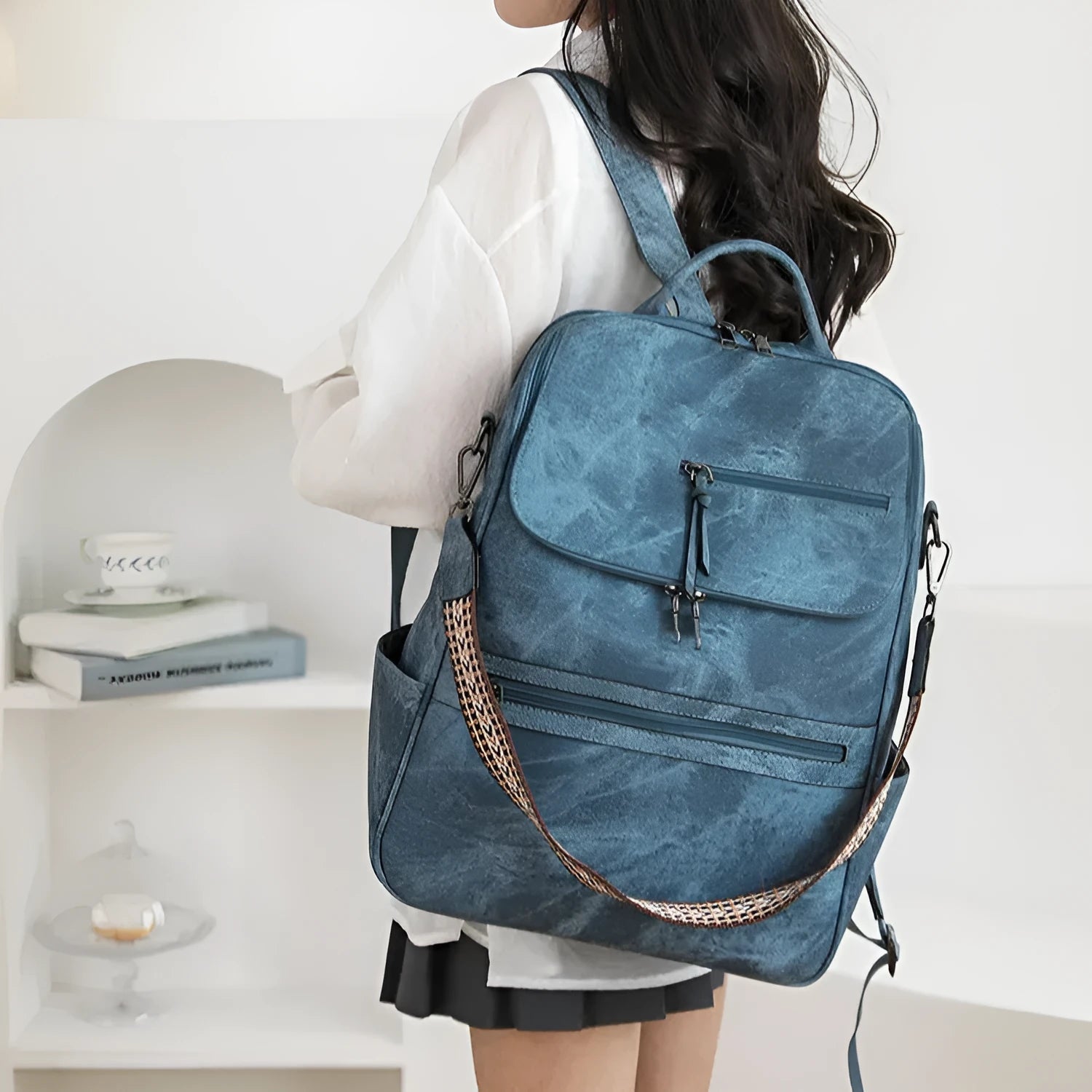 Solid-colour university backpack in PU leather with curved shoulder straps and minimalist stitching detail