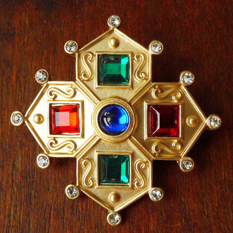 A vintage-style baroque brooch with a diamond shape in retro colours, made from zinc alloy.