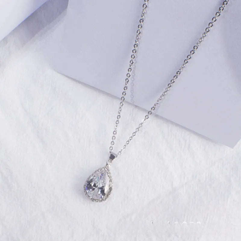 Women's drop-shaped rhinestone necklace in rose gold colour with geometric elements