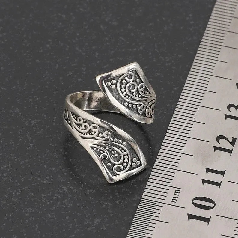Silver-coloured adjustable minimalist geometric ring for women