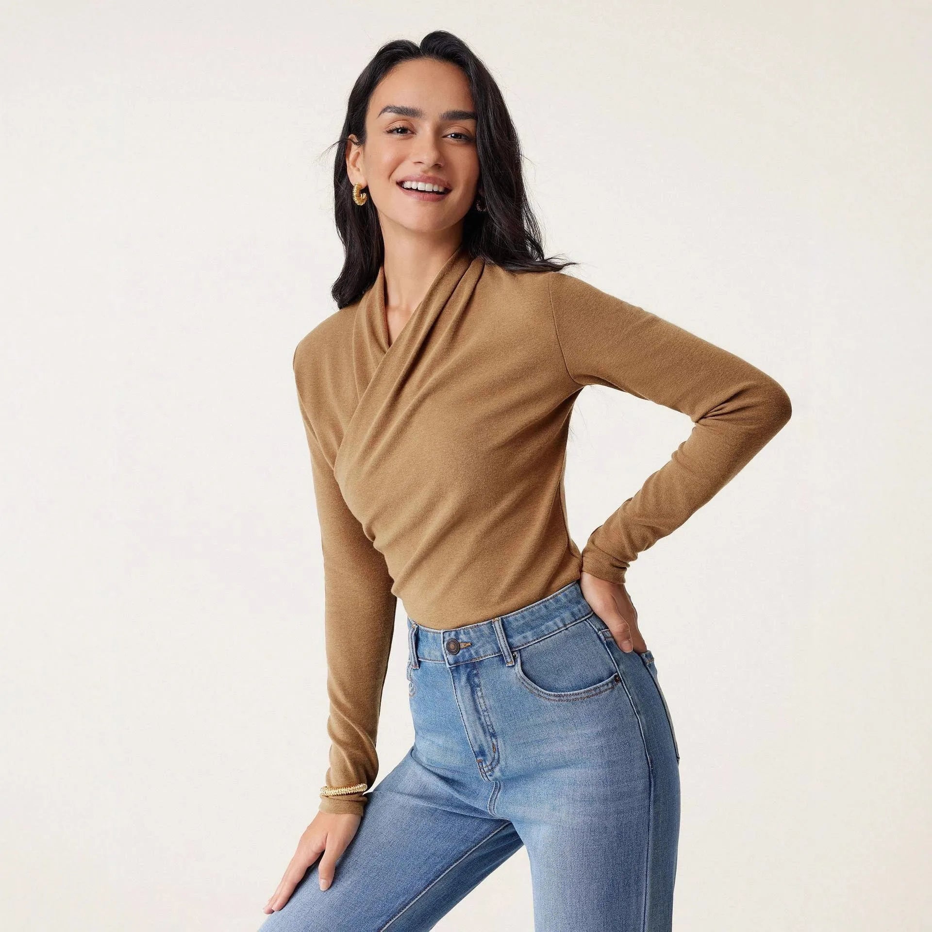 Camel-coloured women's slim-fit pullover sweater with long sleeves