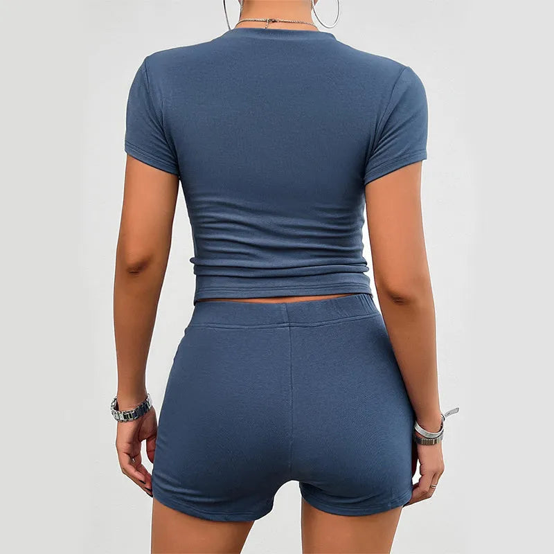 Women's solid colour viscose sportswear set with short sleeve T-shirt and elastic shorts.
