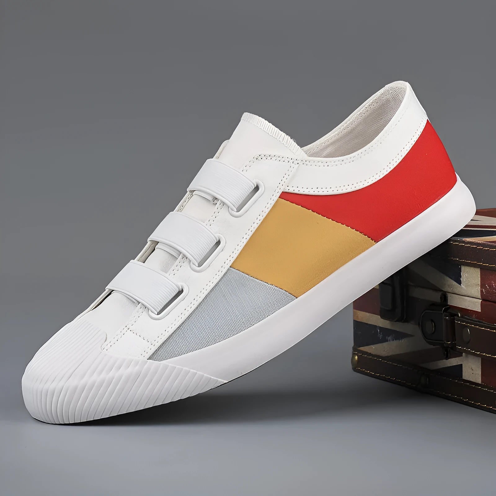 Men's low-top canvas sneakers in beige with colour stitching and an elastic band closure.