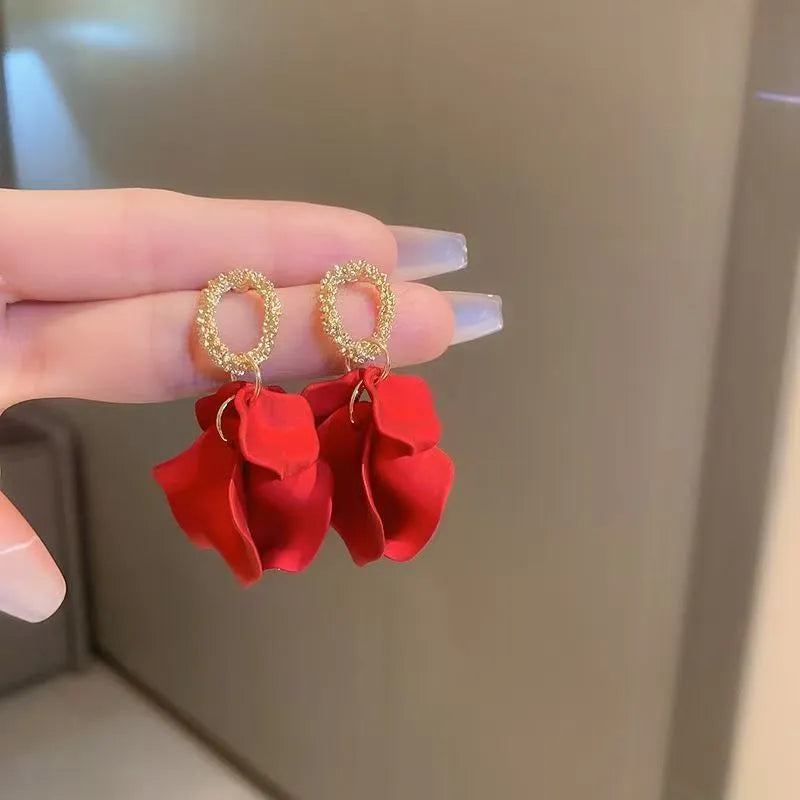 Geometric rose petal earrings in fresh style with spray paint finish
