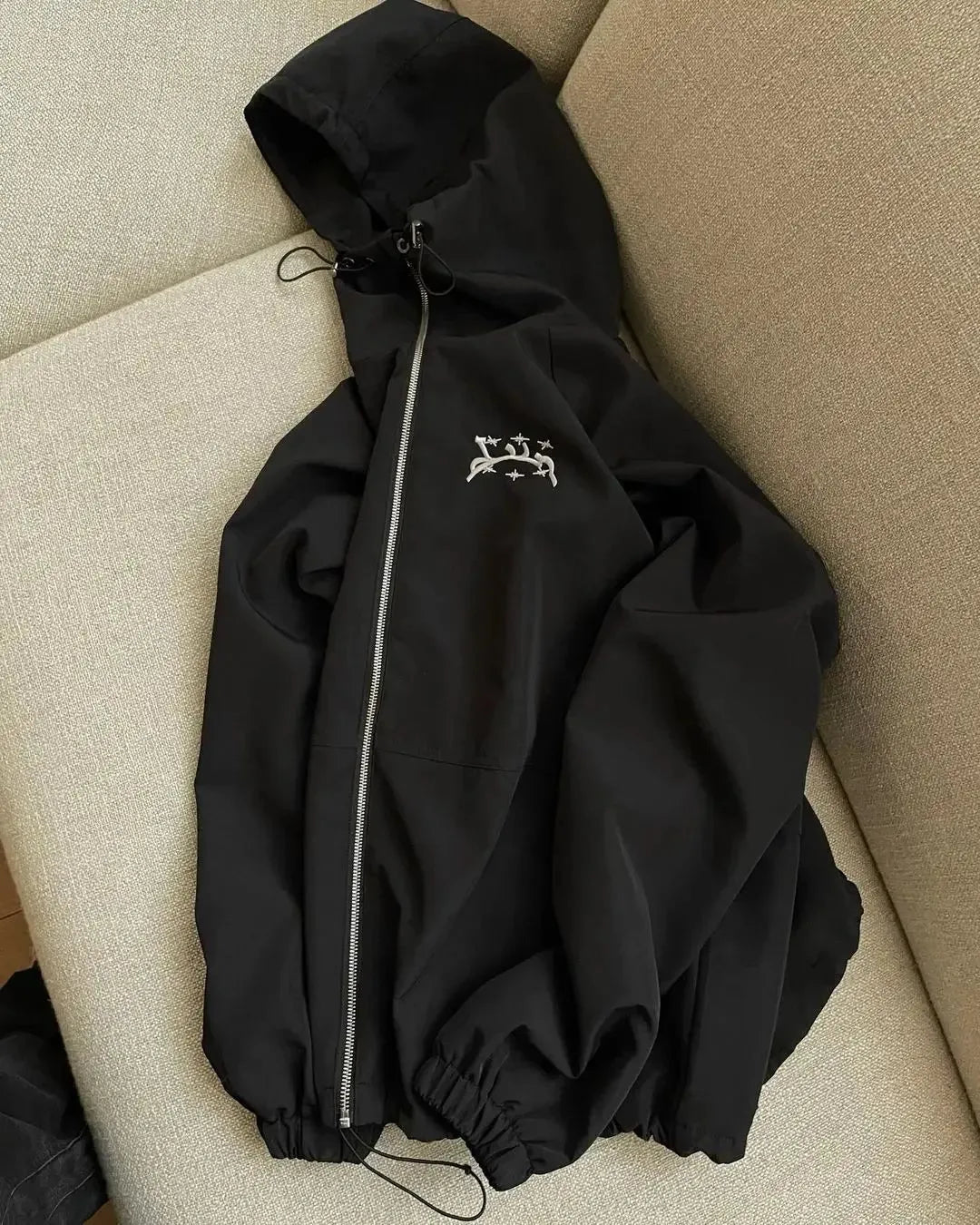 Men's loose fit hooded sunscreen jacket in British style polyester fabric, black colour option