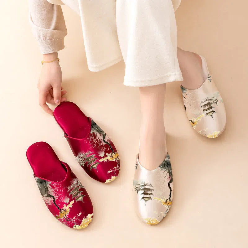 Women's non-slip printed fabric slippers in pink with satin upper and PVC outsole