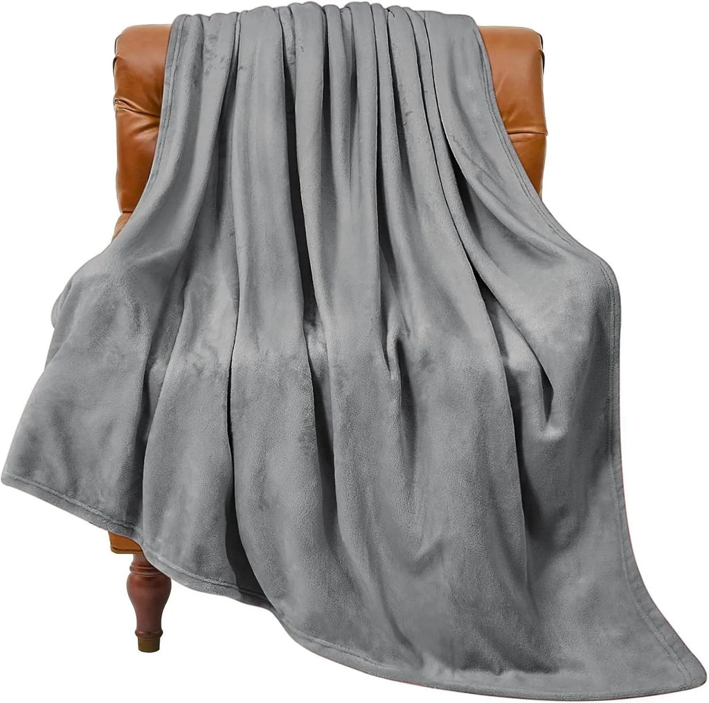 Light gray polyester coral flannel air conditioning blanket, solid colour, simple modern style