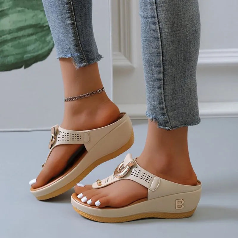 Women's wedge thong sandals with 3-5cm heel, PU upper, rubber sole, and metal decorative detail