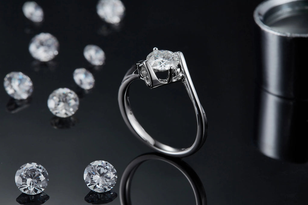 1 carat moissanite solitaire ring in S925 silver with platinum plating, sizes 5 to 9, GRA certificate and gift box