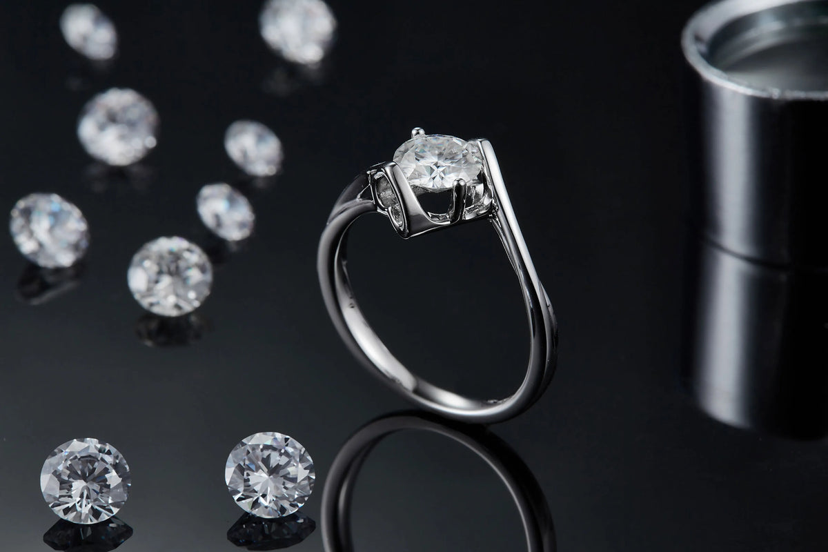 1 carat moissanite solitaire ring in S925 silver with platinum plating, sizes 5 to 9, GRA certificate and gift box