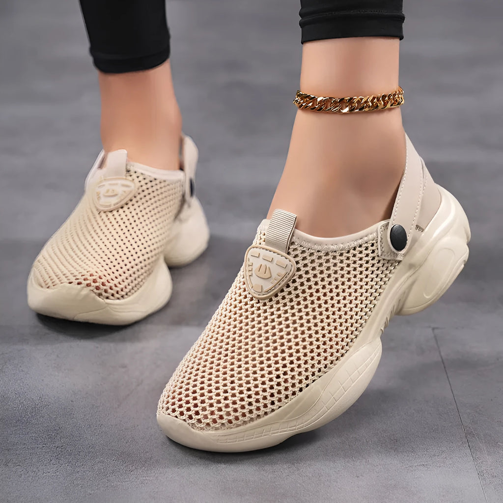 Women's casual sports sandals in beige with Flyknit upper and round toe design.